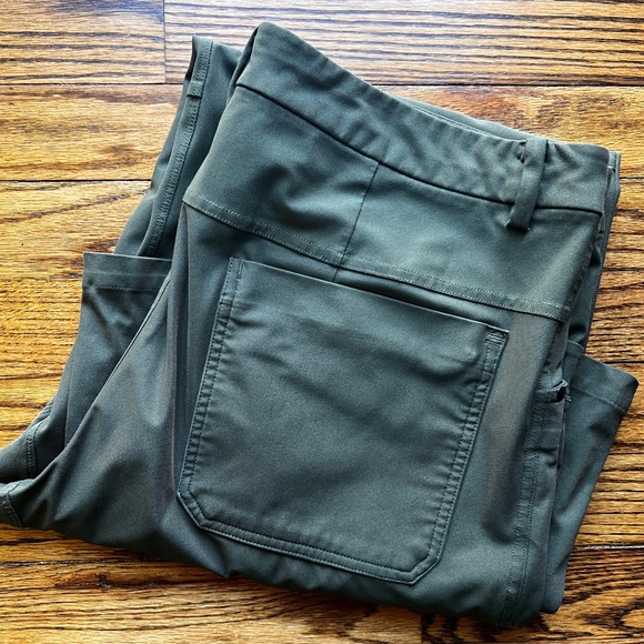 Lululemon ABC Classic-Fit Pant Warpstreme
Dark Olive Green 2022 M5ADES 36” x 32” - Picture 11 of 13